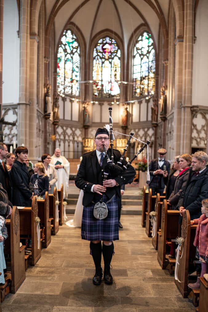 Ruhr-Piper Björn Frauendienst beim Auszug aus einer Kirche bei einer Hochzeit